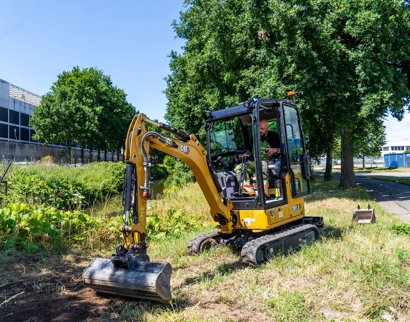 Aannemer met een graafmachine op locatie